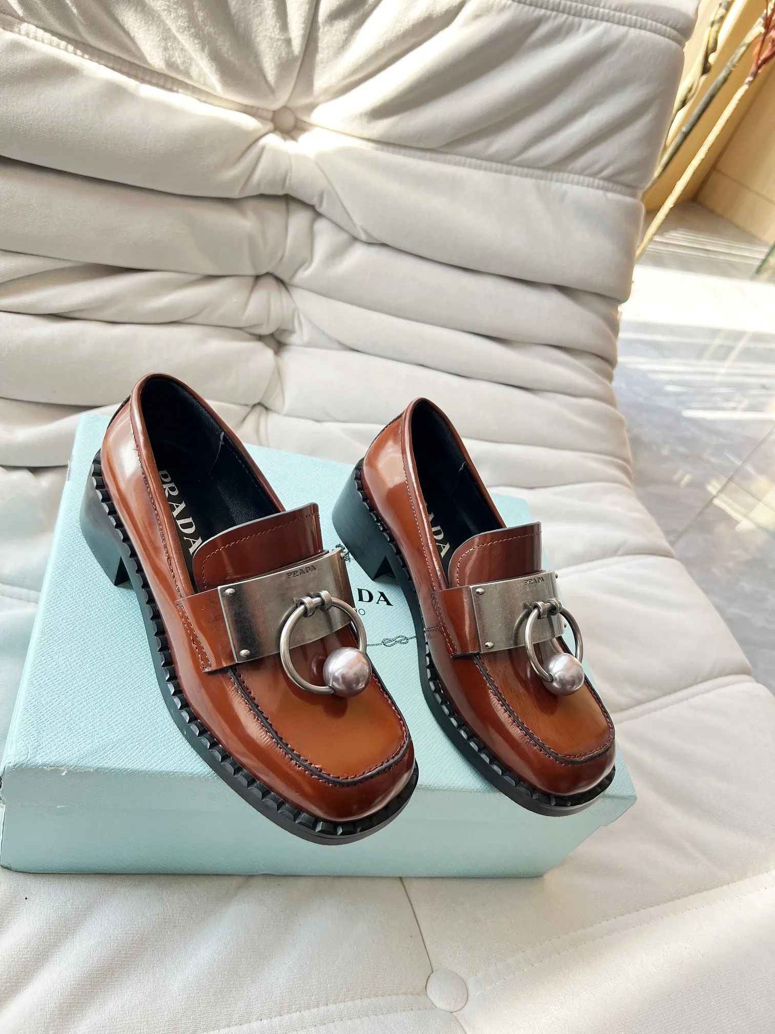 👟👟Ex-factory price 560👟👟 Prada’s new spring and summer women’s clothing｜Absolutely beautiful🥰Exception! Extra number! Anita will continue to update the latest SS25 catwalk pre-sale models, with novel logos as soul mates. Full of fun ~ Adhering to the trend-setting vane, you must believe in Prada's ability to capture fashion. 35-42 yards